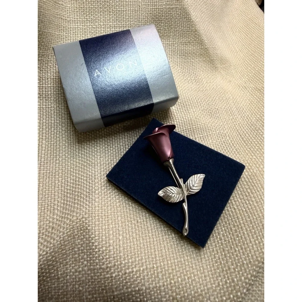 Avon Rosebud Brooch Pin Pink Rose Silver Tone Long Stem‎ Leaves Vintage